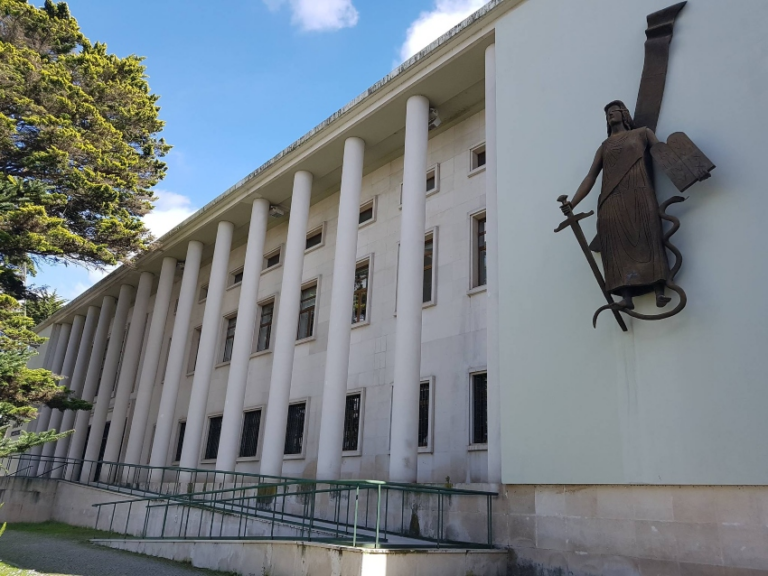Oeste: jovem acusado de matar tia em Peniche remete declarações em tribunal para mais tarde