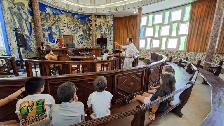 Crianças visitam o Palácio da Justiça de Tomar