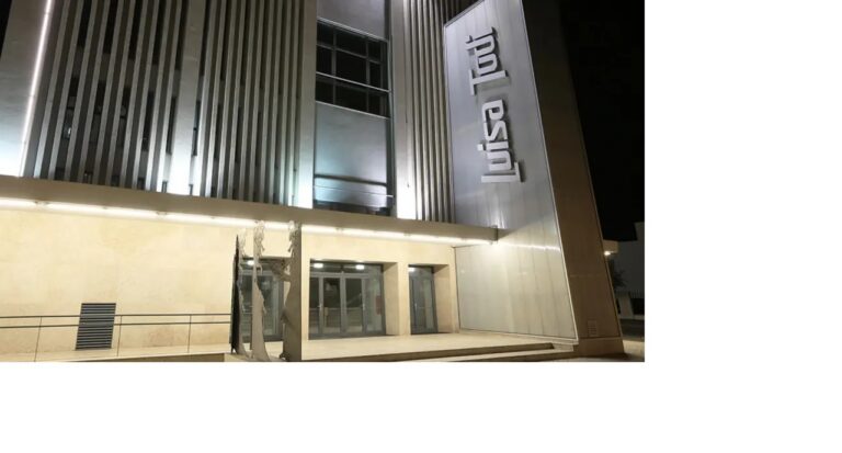 Juízes reunidos para refletir sobre como podem comunicar mais claramente